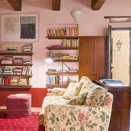 Castello Di Postignano Relais מלון 4*
