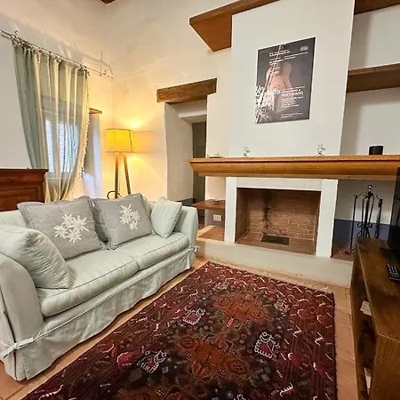 מלון Castello Di Postignano Relais 4*