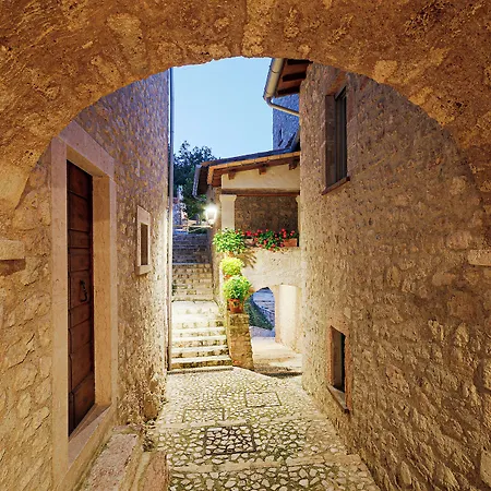 Castello Di Postignano Relais Hotel Sellano